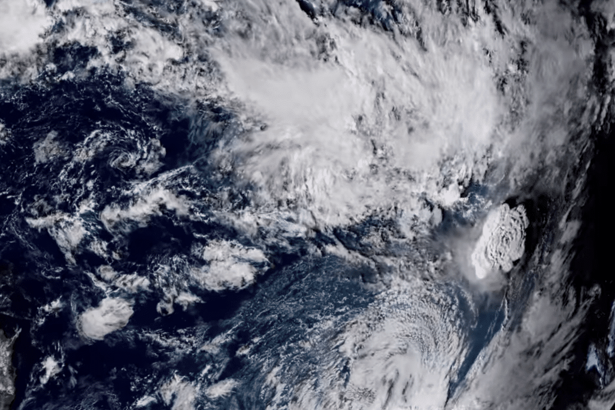 Foto: YouTube/ @Space Videos | Las sorprendentes imágenes satelitales de la erupción del volcán en Tonga