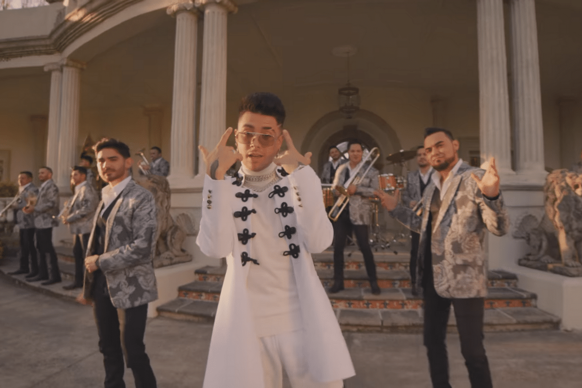 Foto: Captura de video. YouTube/@MarioBautista | Mario Bautista vuelve con su tema "Ritmo" al lado de la Banda El Recodo en el video oficial del remix