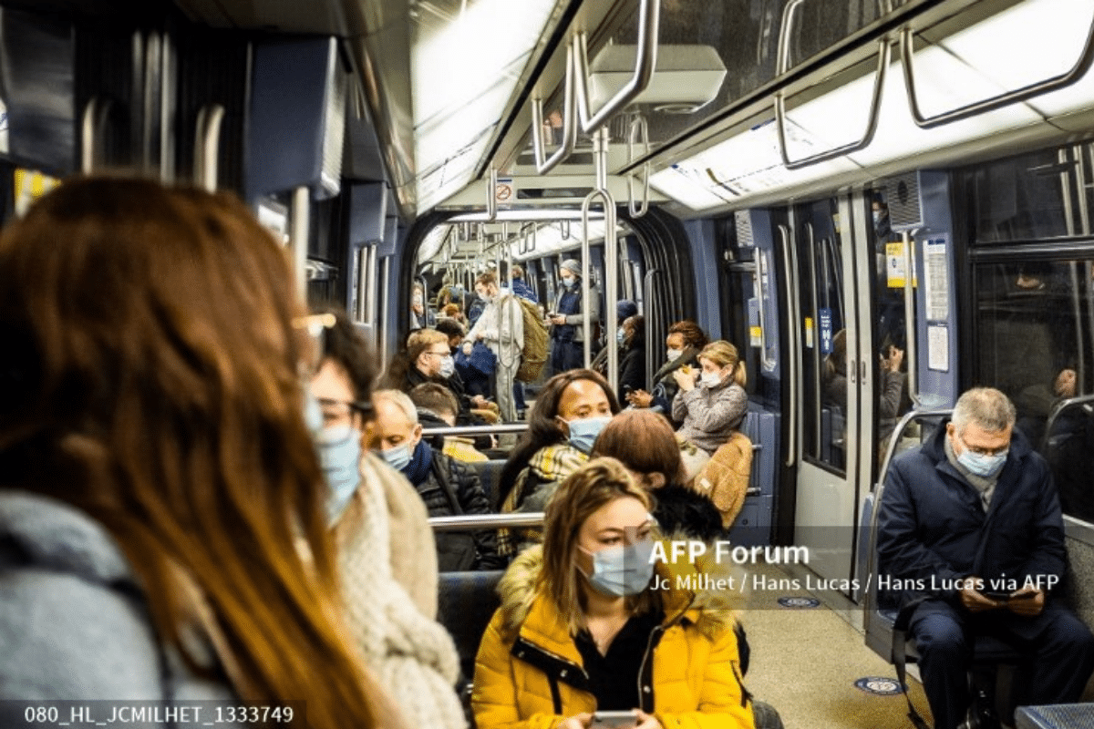 Foto: AFP | A partir del lunes, los niños de seis años en adelante deberán usar mascarilla de manera obligatoria en los transportes de Francia