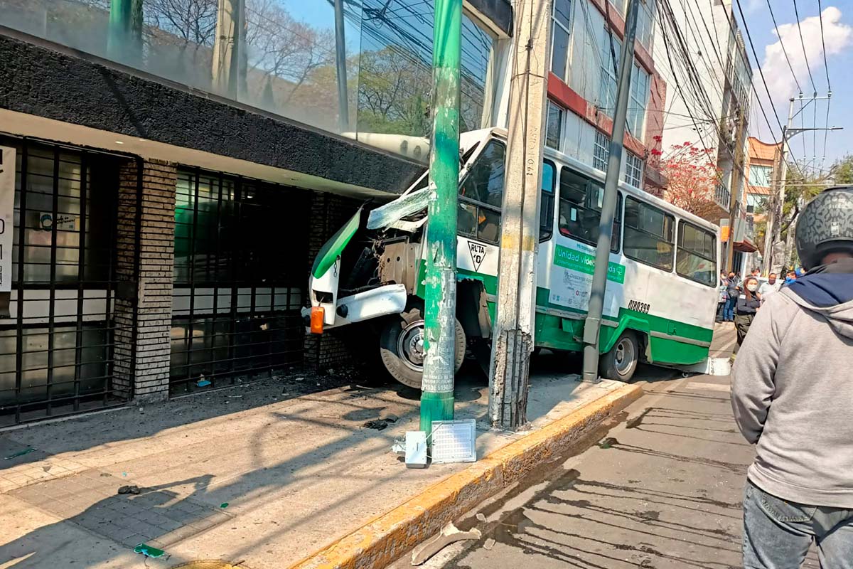 Se incrusta microbús contra vivienda en la GAM 