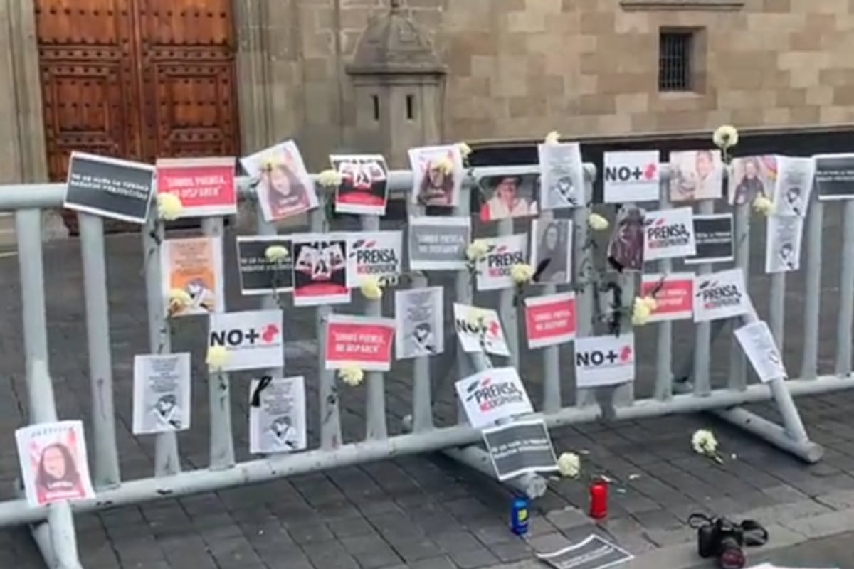 Foto: Captura de video. Los periodistas montaron un memorial a las afueras de Palacio Nacional.