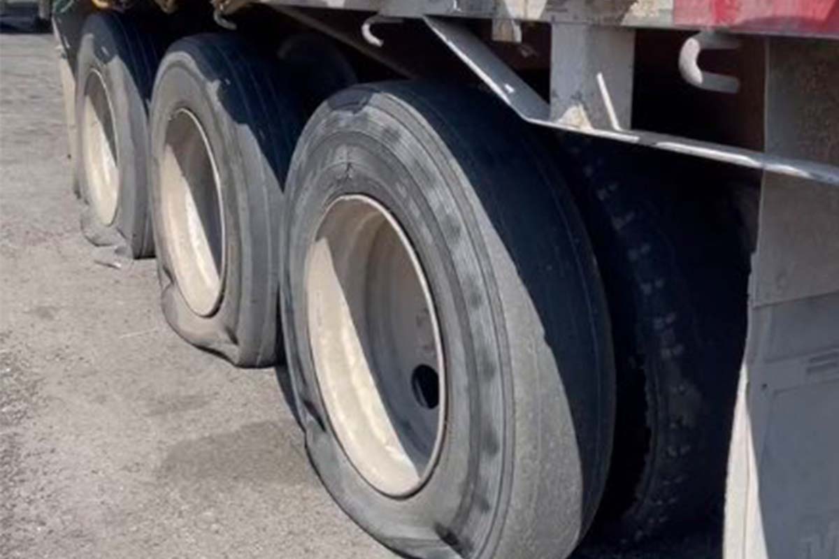 Tráiler se queda sin 22 neumáticos por “poncha llantas” en caseta de Ecatepec