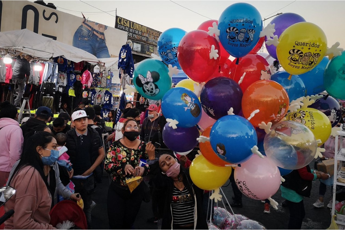 Foto: Cuartoscuro | Familias acuden a realizar compras previo al Día de Reyes.