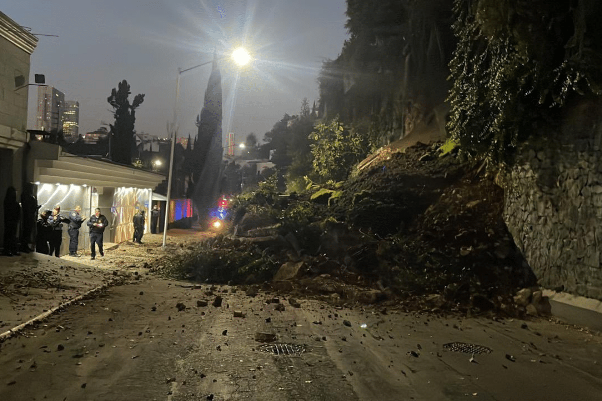 Foto: Twitter@AlcaldíaMHmx | Un deslave provocó que un jardín cayera sobre una calle en la colonia Bosques de las Lomas