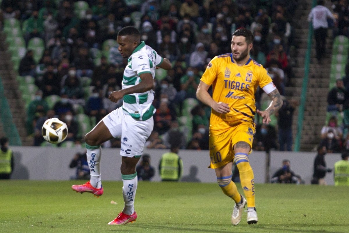 Foto: Cuartoscuro | El encuentro entre Santos y Tigres quedó aplazado por contagios de covid-19.