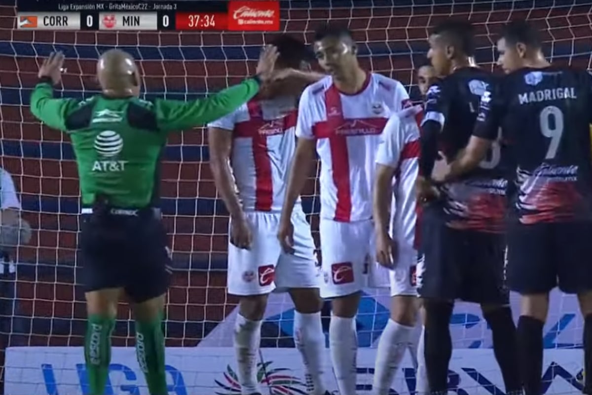 Foto: captura/MarcaClaro | El arbitro pausó el encuentro durante algunos segundos del primer tiempo.