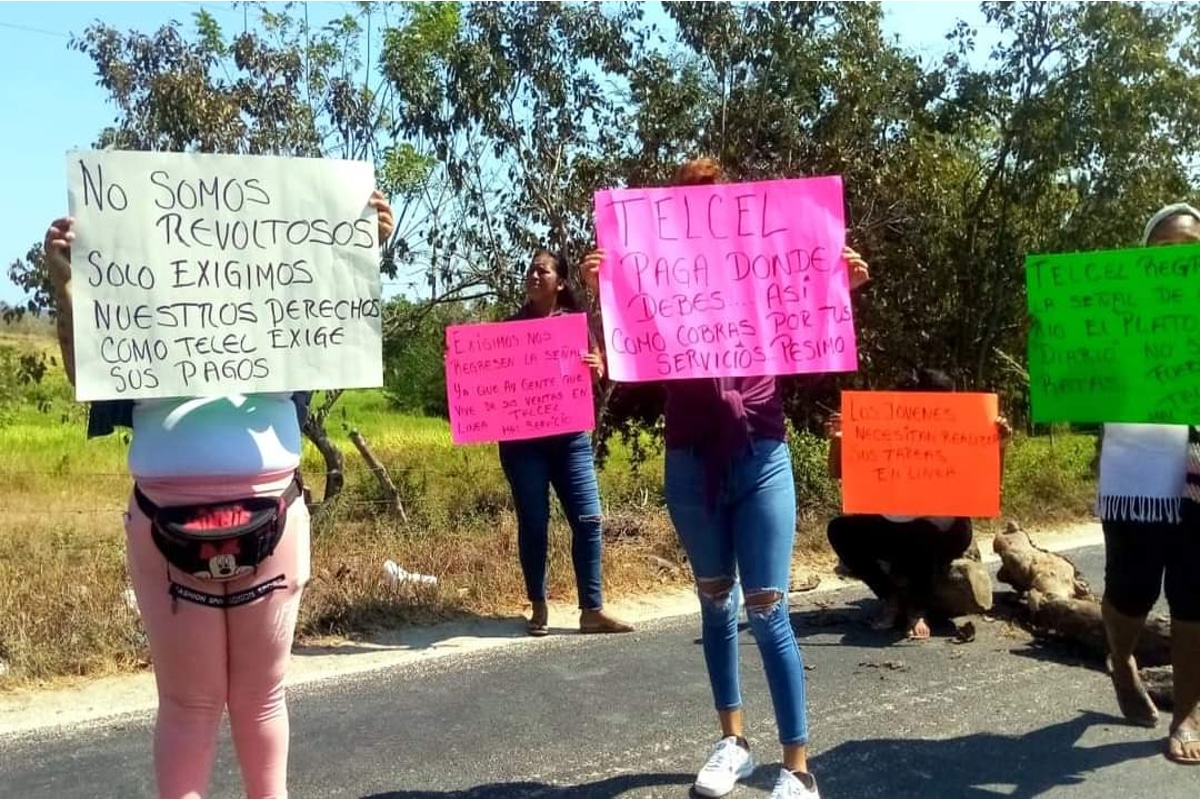 Los manifestantes señalan presuntas fallas en el servicio de Telcel.