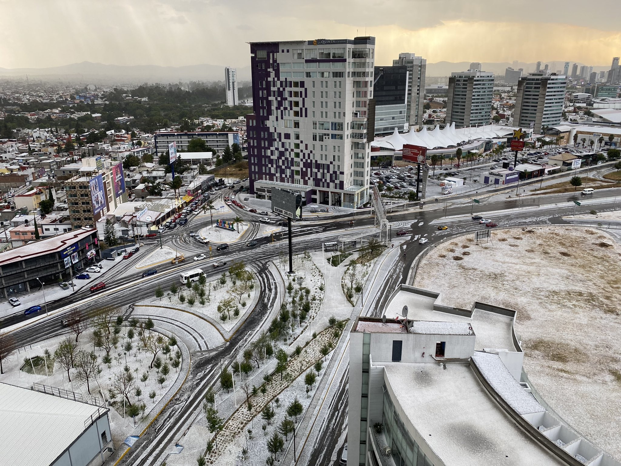 Foto: @AbrahamRG9 | Usuarios en redes compartieron imágenes de las calles de Puebla cubiertas con granizo.