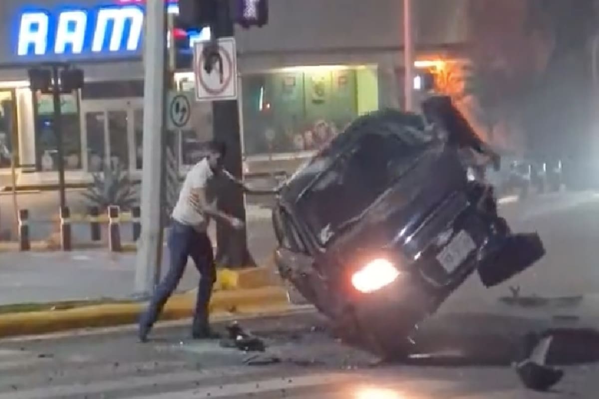 Foto: captura | El joven empujó el auto con las manos tras una volcadura.