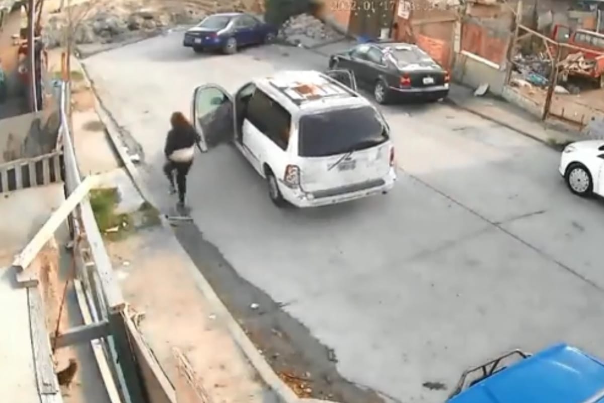 Foto: captura | La camioneta de la mujer terminó en el agua de un canal.