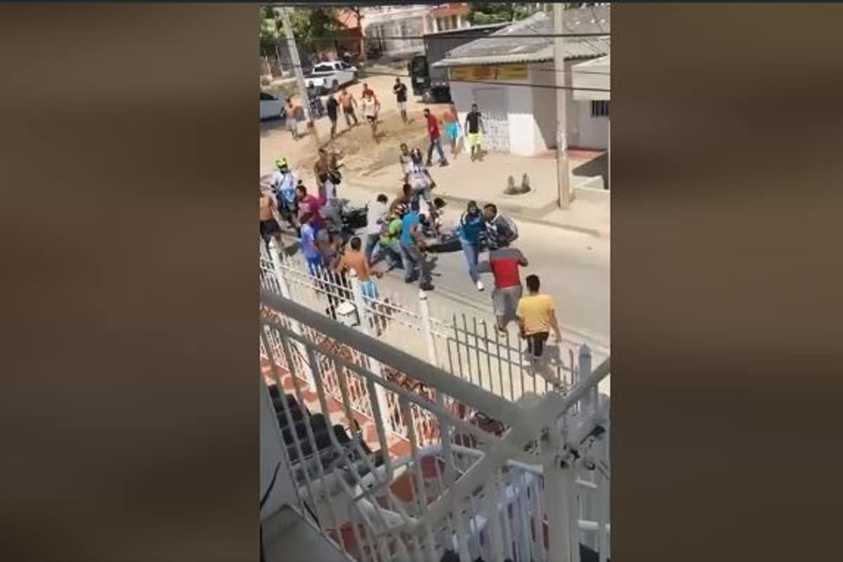 Foto: captura | El presunto ladrón termino despojado de su arma por vecinos.