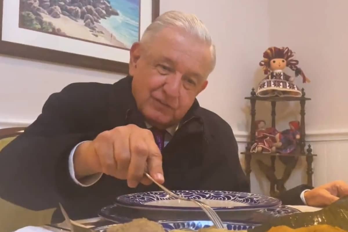 Foto: Captura de video. AMLO celebró el Día de la Calendaria comiendo tamales.