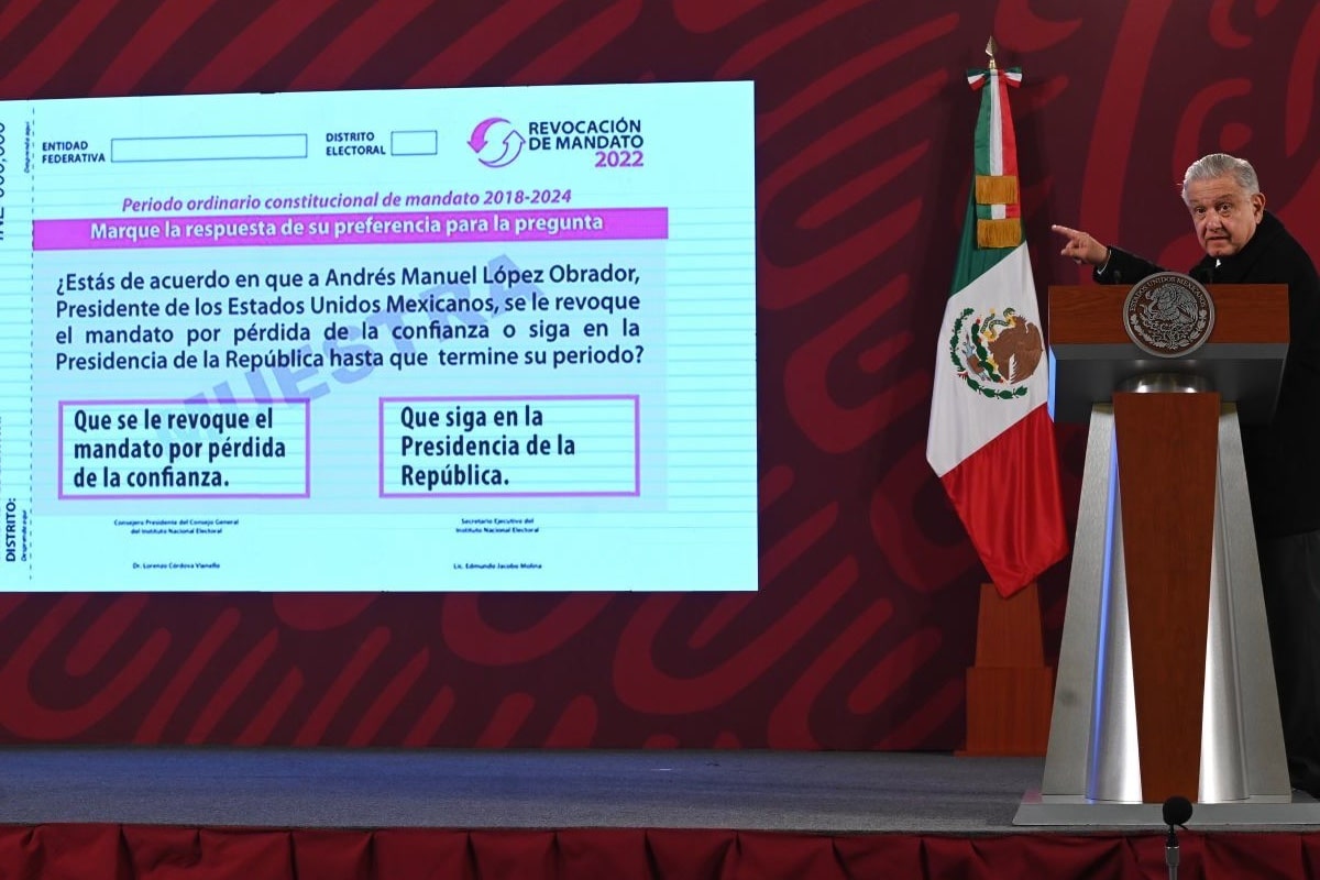 INE ordena a AMLO evitar pronunciarse de la consulta de revocación