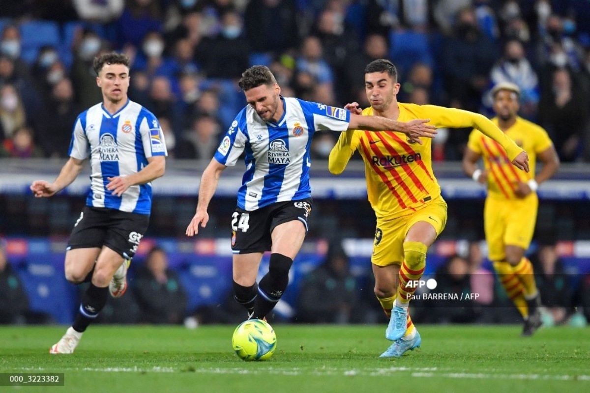 Barcelona y Español empatan 2-2 en el derbi; Betis se afianza en el podio