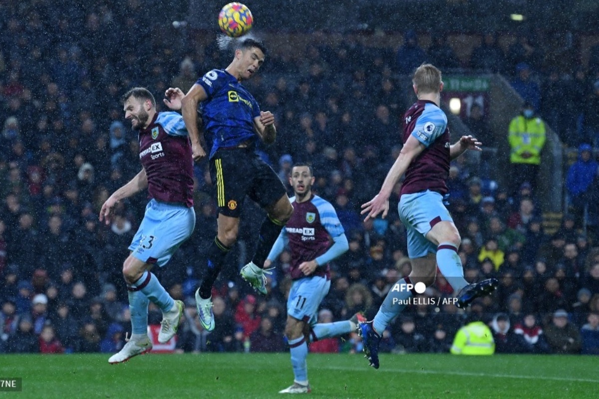 Manchester United empata 1-1 con sotanero Burnley y sale de puestos de Champions