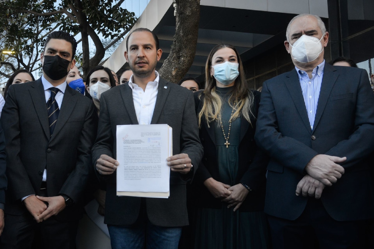 Marko Cortés, dirigente nacional del PAN, acompañado por legisladores