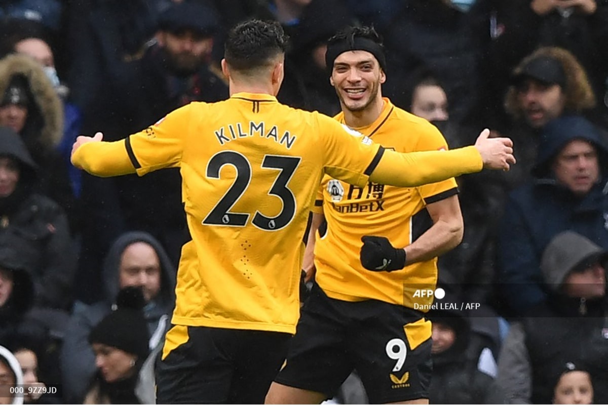 Raúl Jiménez celebrando el gol de la ventaja para el equipo de los Wolves.