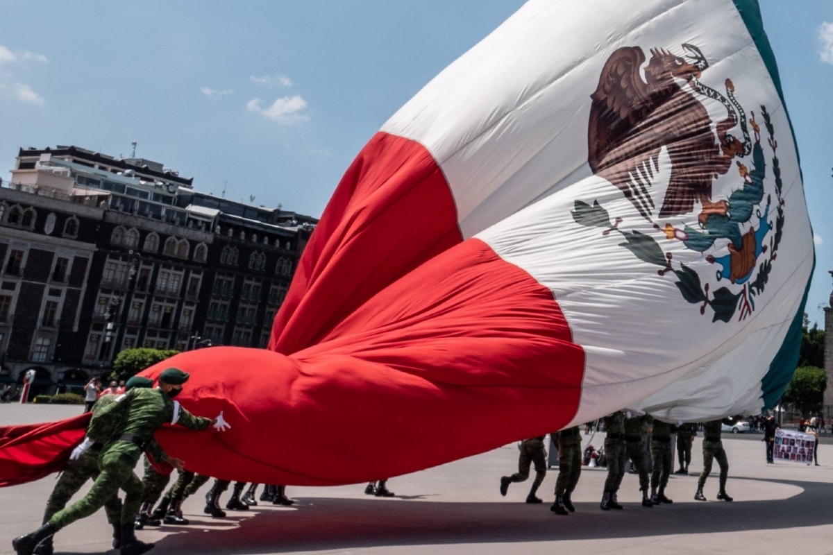 Por Ley se izará la Bandera Nacional a media asta el 19 de septiembre de cada año, por sismos