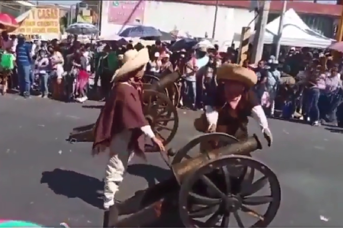 El cañón explotó con la mano del hombre.