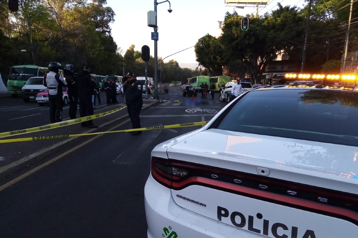 El motociclista perdió la vida tras ser impactado por un auto.