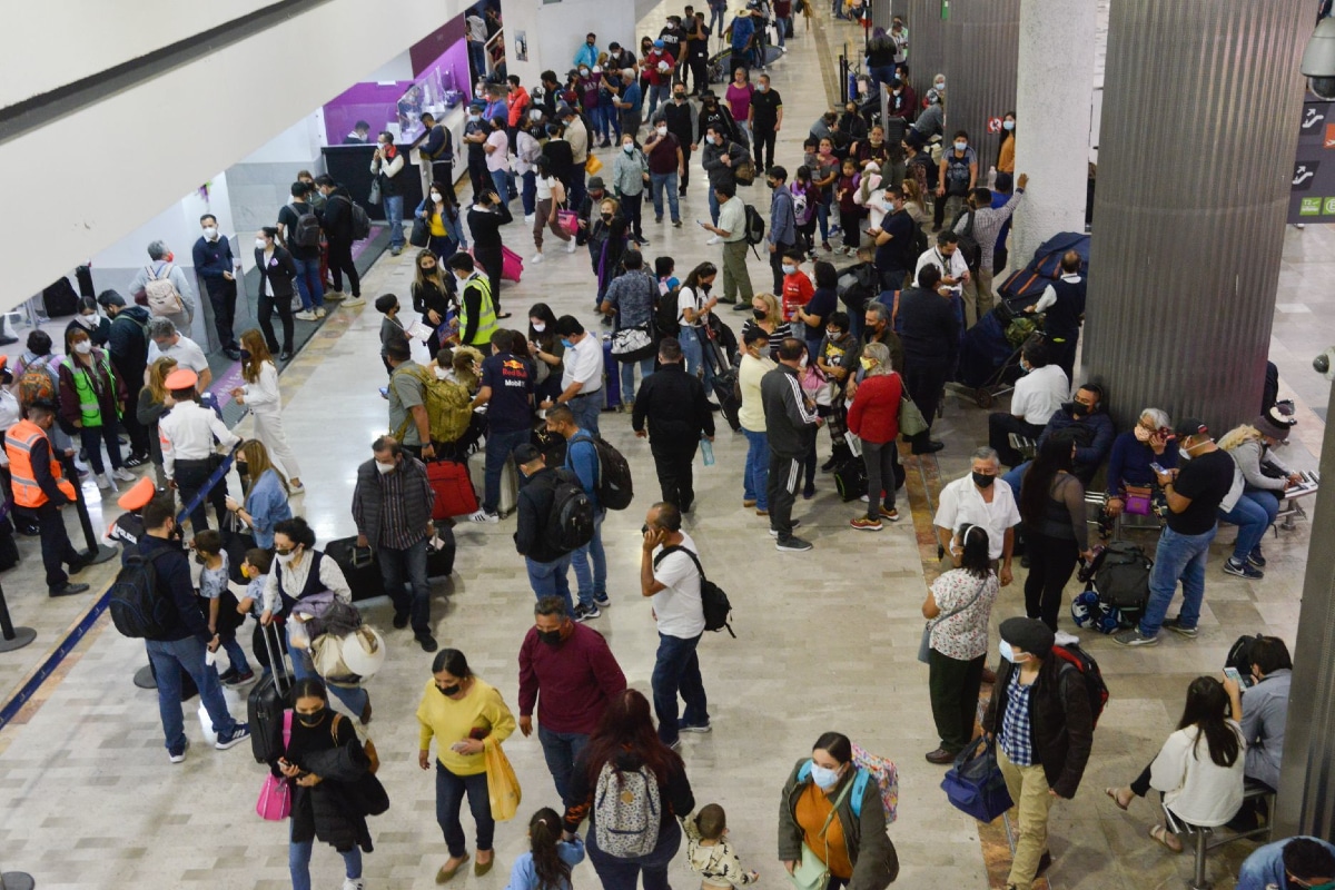 El hombre amagaba con lanzarse al vacío en la Terminal 2 del AICM.