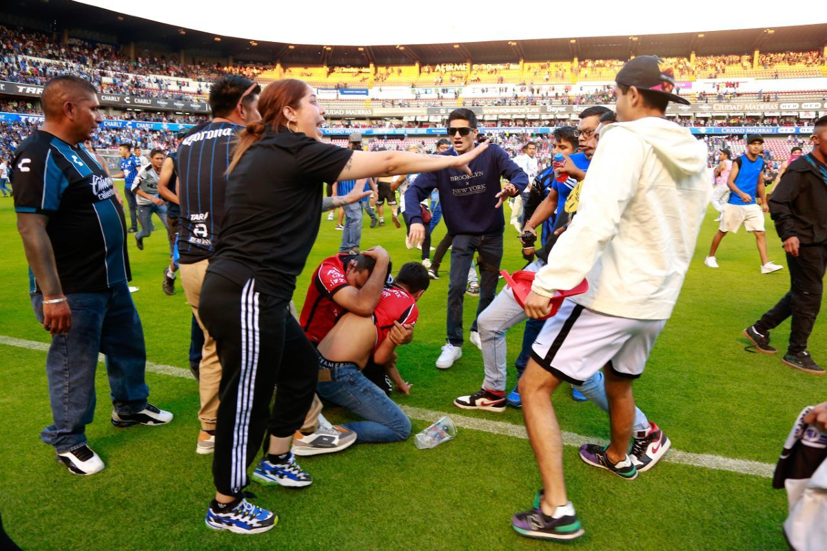 Trifulca en el estadio Corregidora de Querétaro.