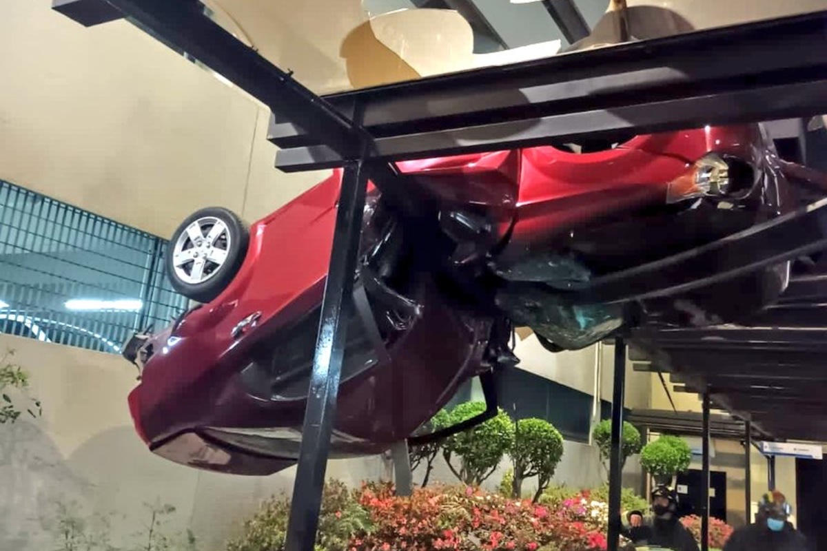 Cae automóvil del estacionamiento de La Salle