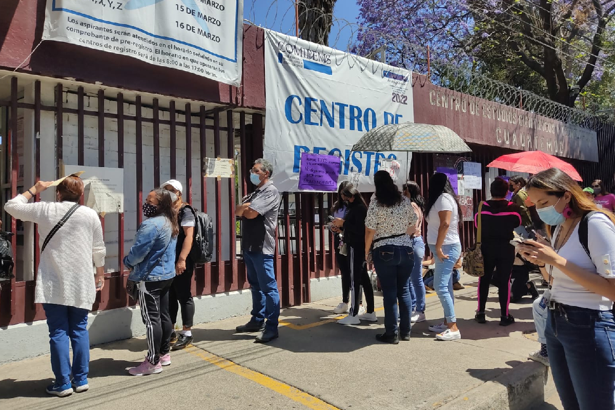 Padres de familia se reúnen al exterior del Cecyt 7.