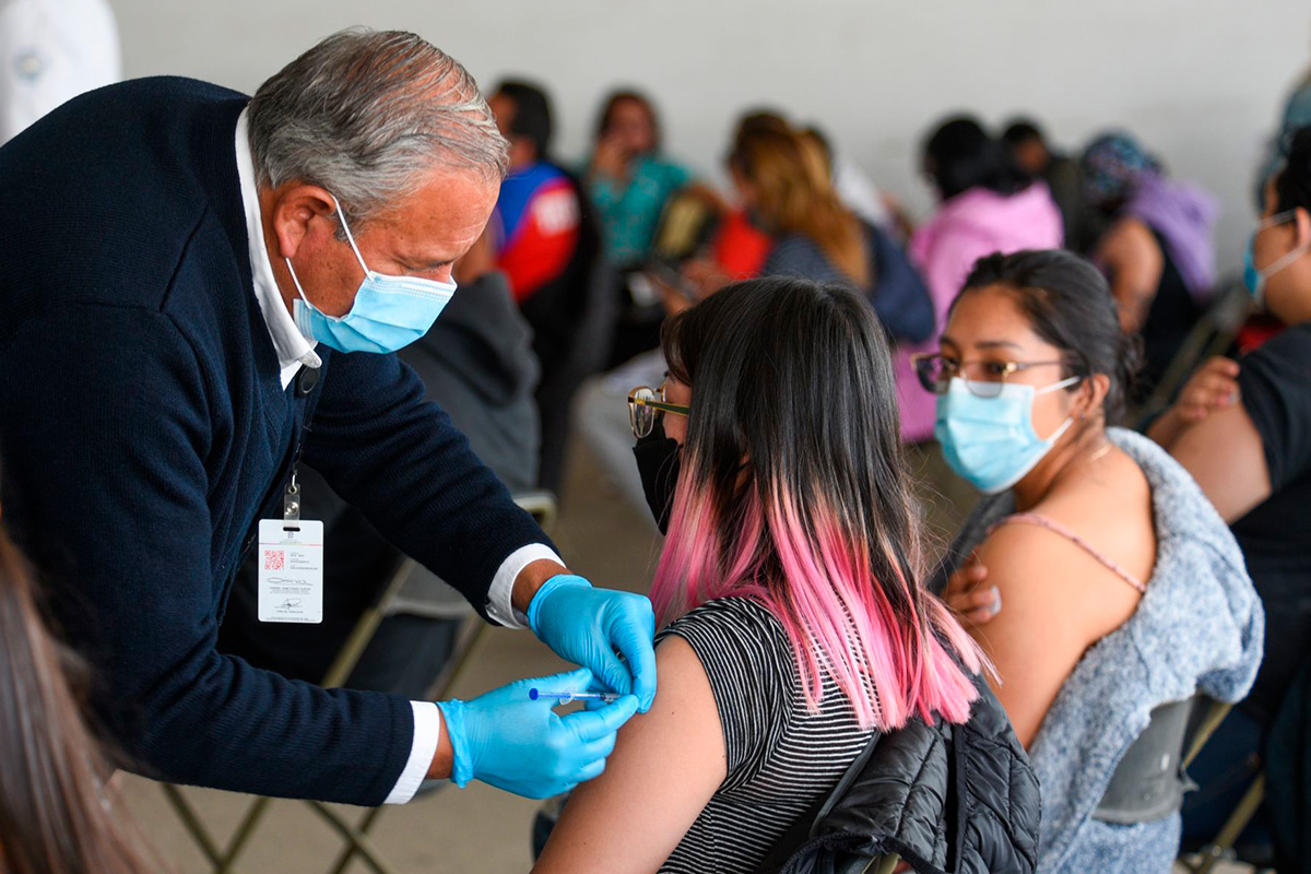 El IMSS informó que la vacuna contra Covid-19 se estará aplicando en sus hospitales y clínicas de todo el país.