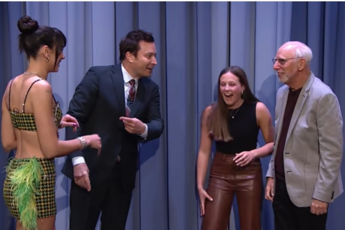 Foto: YouTube/ @The Tonight Show Starring Jimmy Fallon | VIDEO: Dua Lipa conoce a un fan muy especial, un abuelito de 80 años