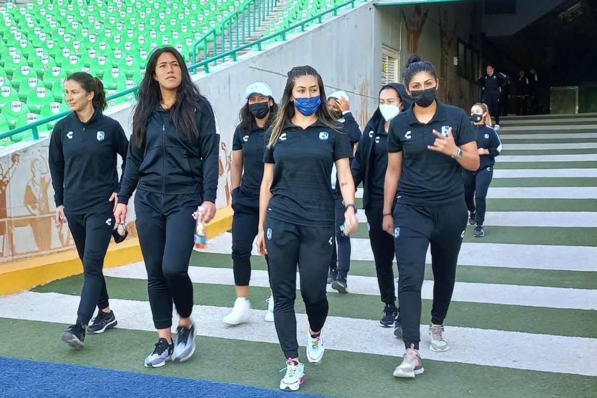 Foto: Twitter/@crl_rossi|¿Y a ellas por qué? En redes protestan por sanción a Gallos Femenil por violencia en Corregidora