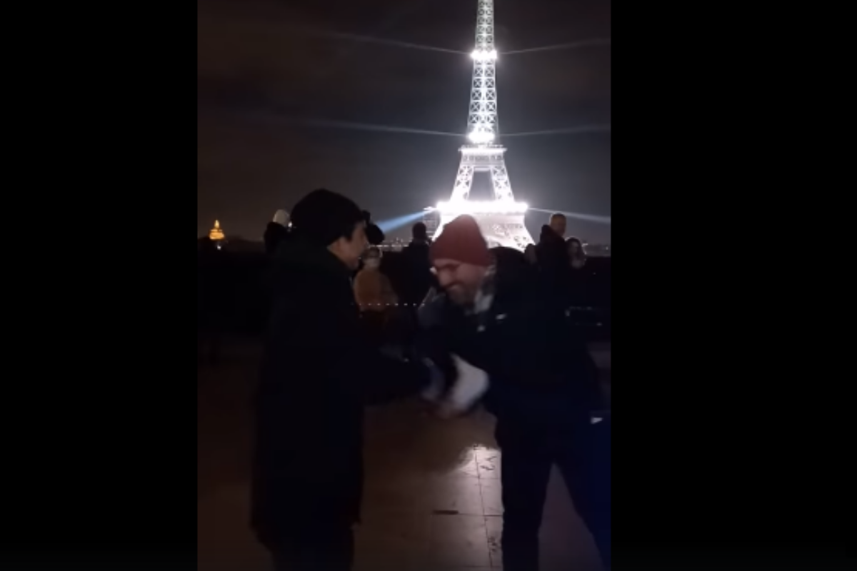 Foto: Facebook/ @Marco Mondragon | Acapulqueño canta por la paz junto a un pianista ucraniano en Paris