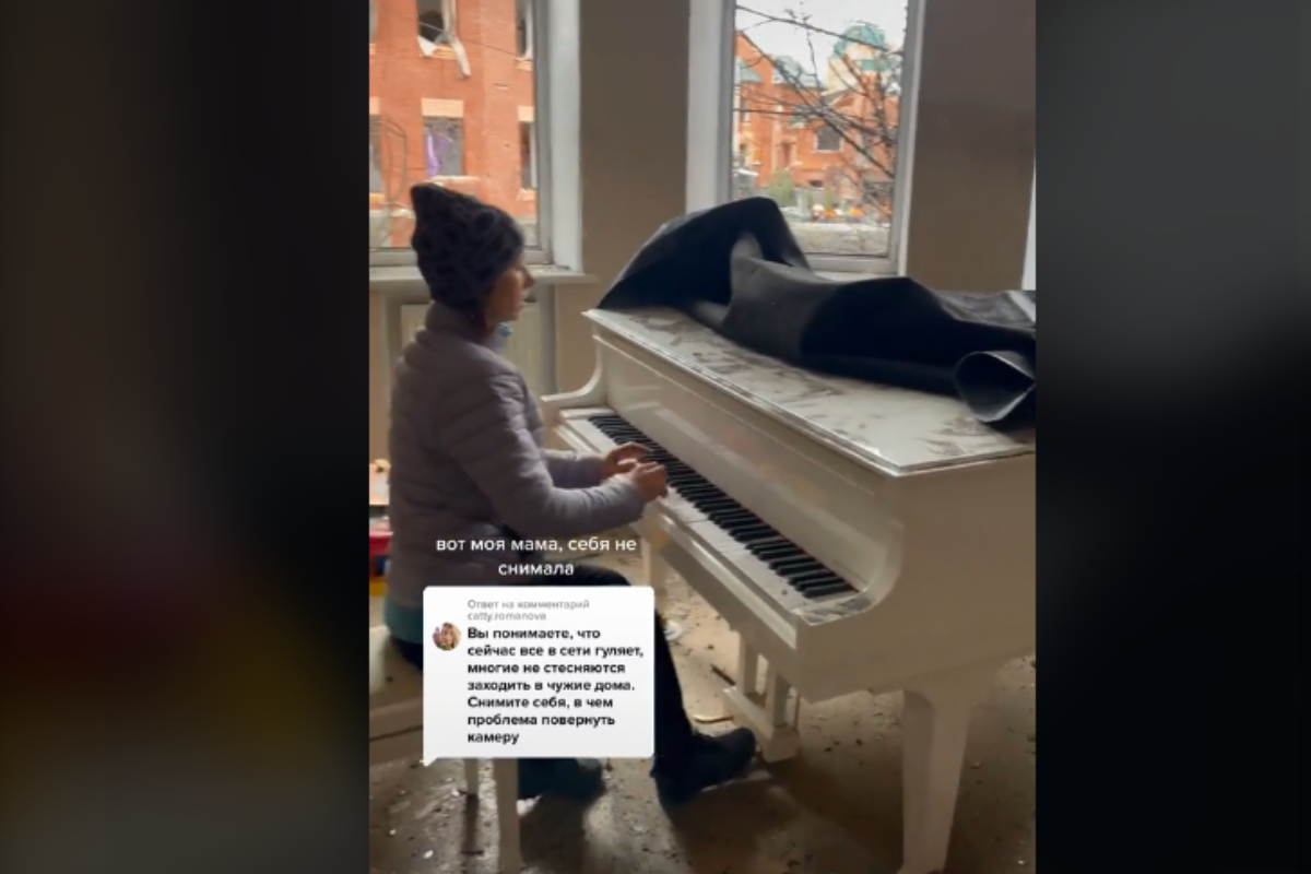 Foto: TikTok/ @ kkkarysia | Entre escombros, madre ucraniana toca su piano antes de abandonar su casa