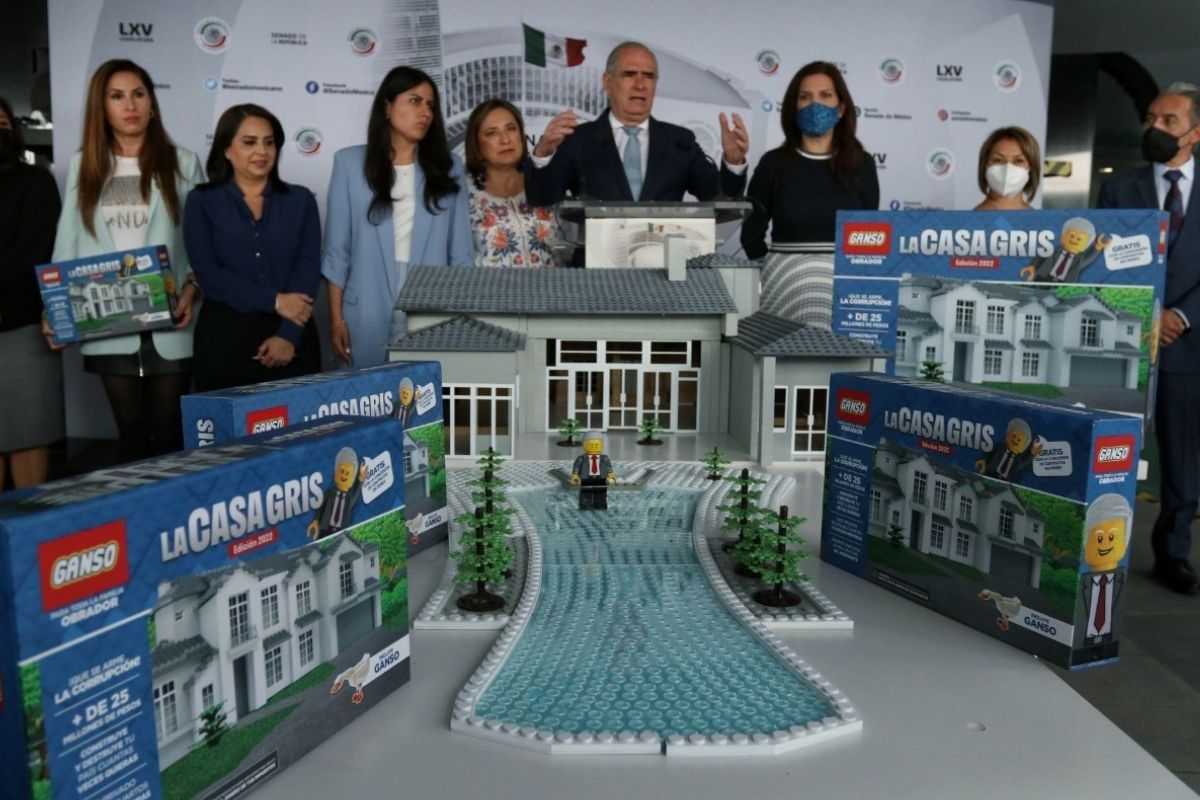 Foto:Especial|Presentan panistas versión Lego de la Casa Gris de hijo de AMLO