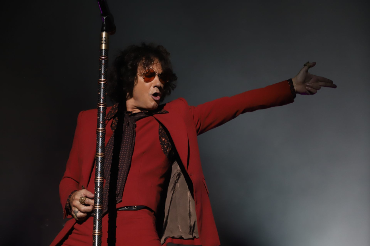 Enrique Bunbury durante concierto en el Palacio de los Deportes de la Ciudad de México.