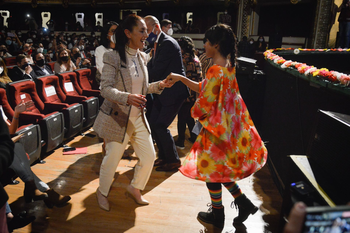 Claudia Sheinbaum bailando durante el festival Barrio Adentro.