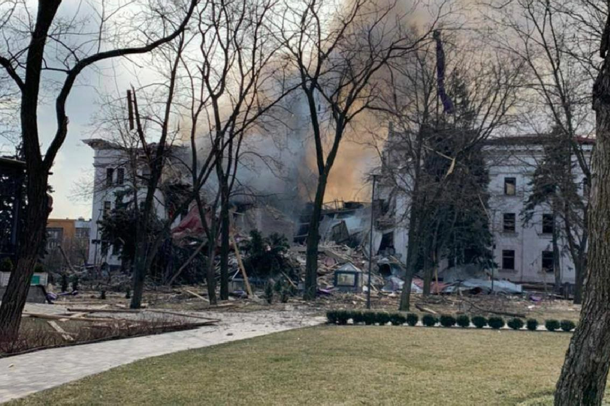 En Ucrania, el teatro de Mariúpolfue fue impactado por un bombardeo ruso.