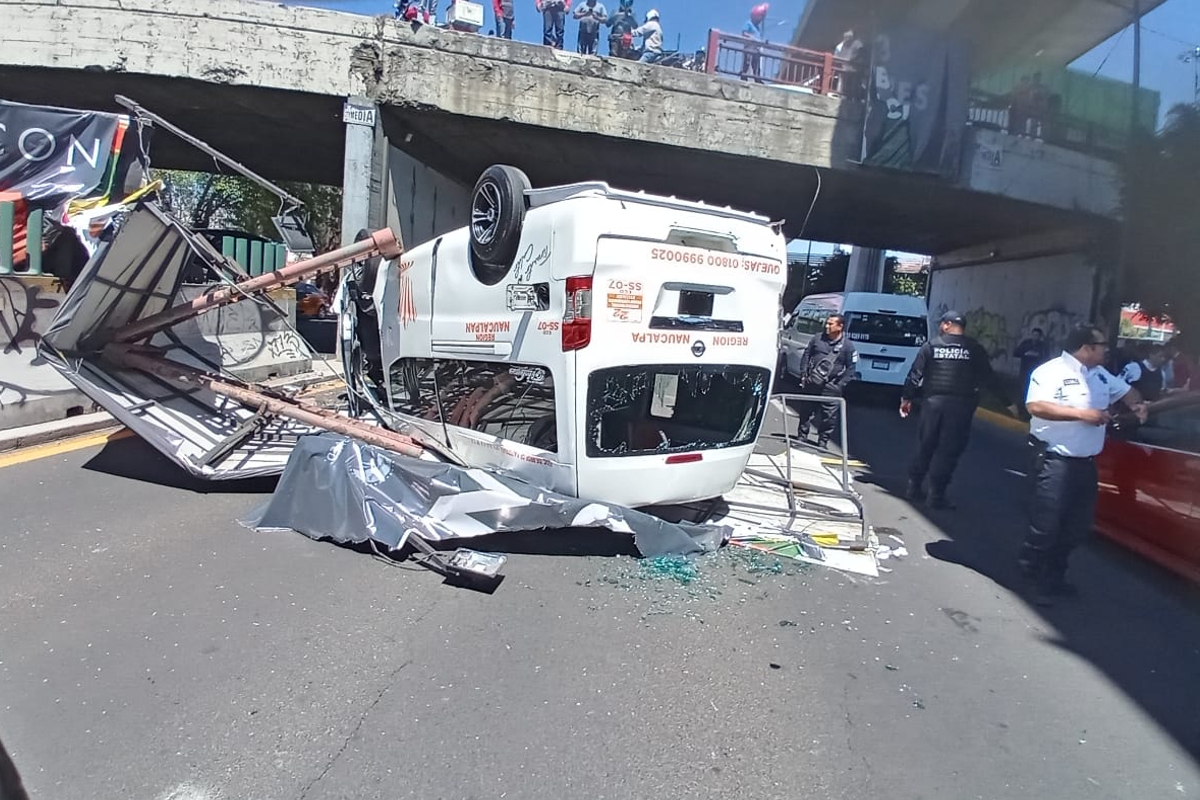 Combi cae de puente vehícular en carriles centrales de Periférico.