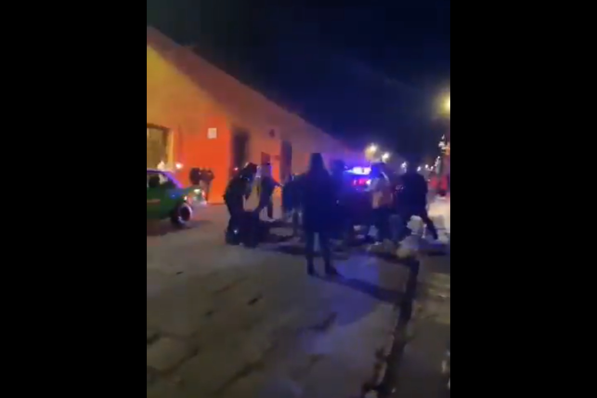 La mujer fue sometida y golpeada en el suelo por un grupo de policías.