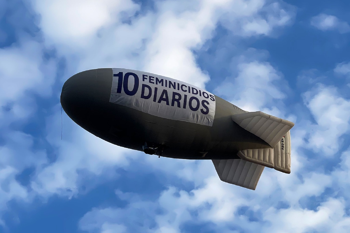 Usuarios en redes compartieron imágenes del zeppelin que sobrevuela el centro de CDMX.