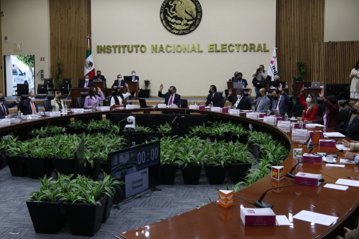 Diputada priista señaló que la iniciativa de reforma electoral de AMLO abre la puerta para el dinero ilícito.