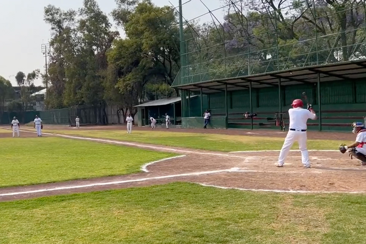 Presume AMLO práctica de béisbol con Luis Cresencio Sandoval