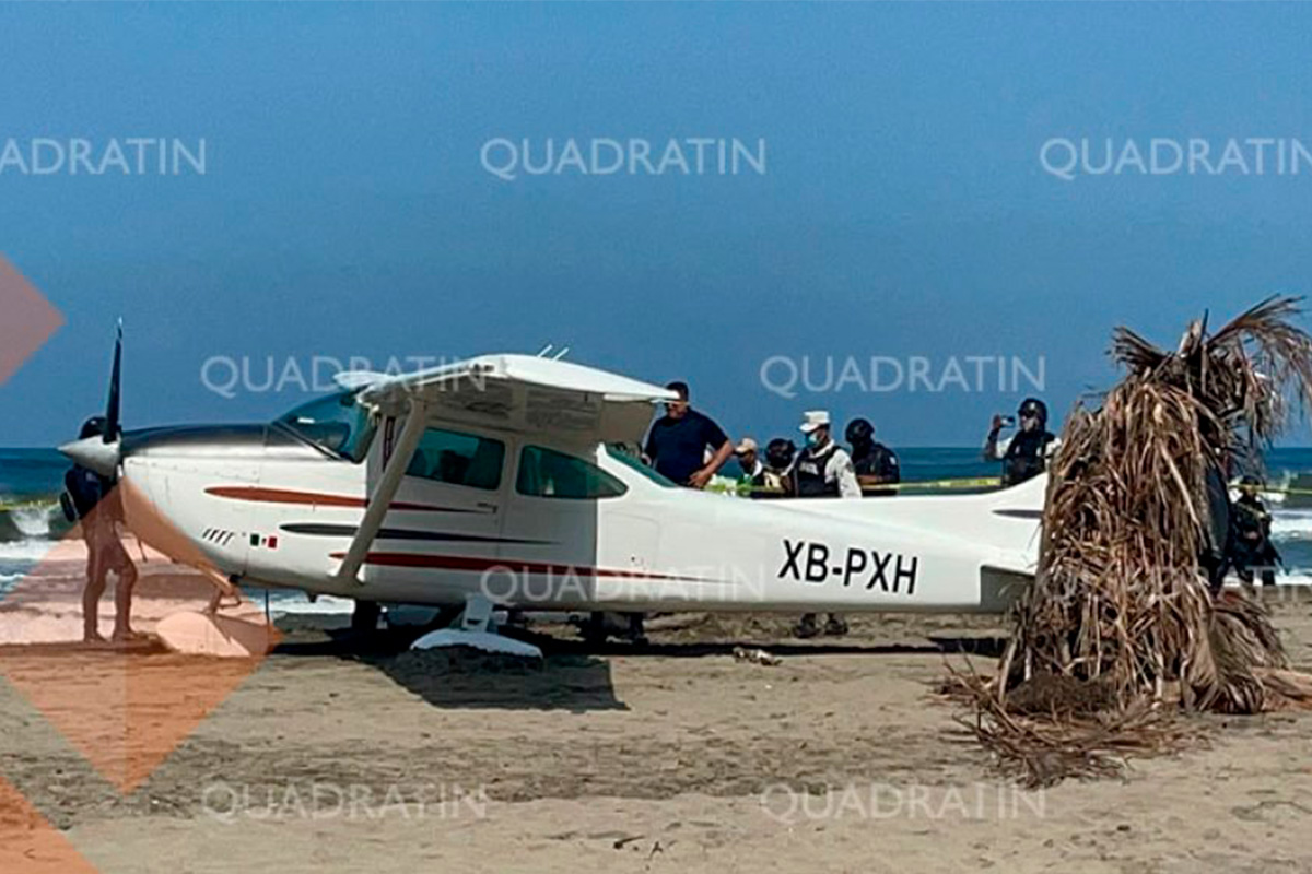 Avioneta aterriza de emergencia en playa de Ixtapa