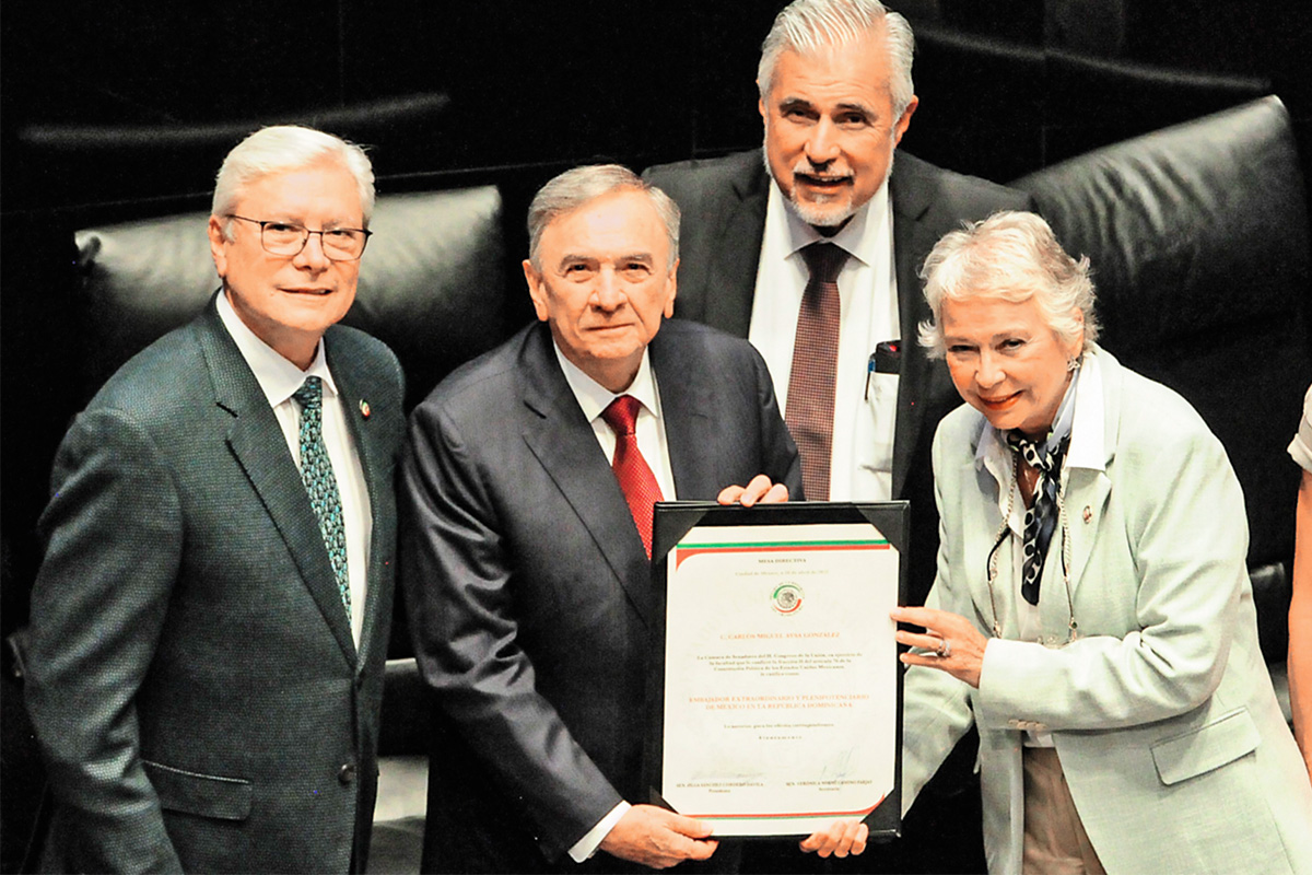 Rinde protesta Aysa González como embajador de México