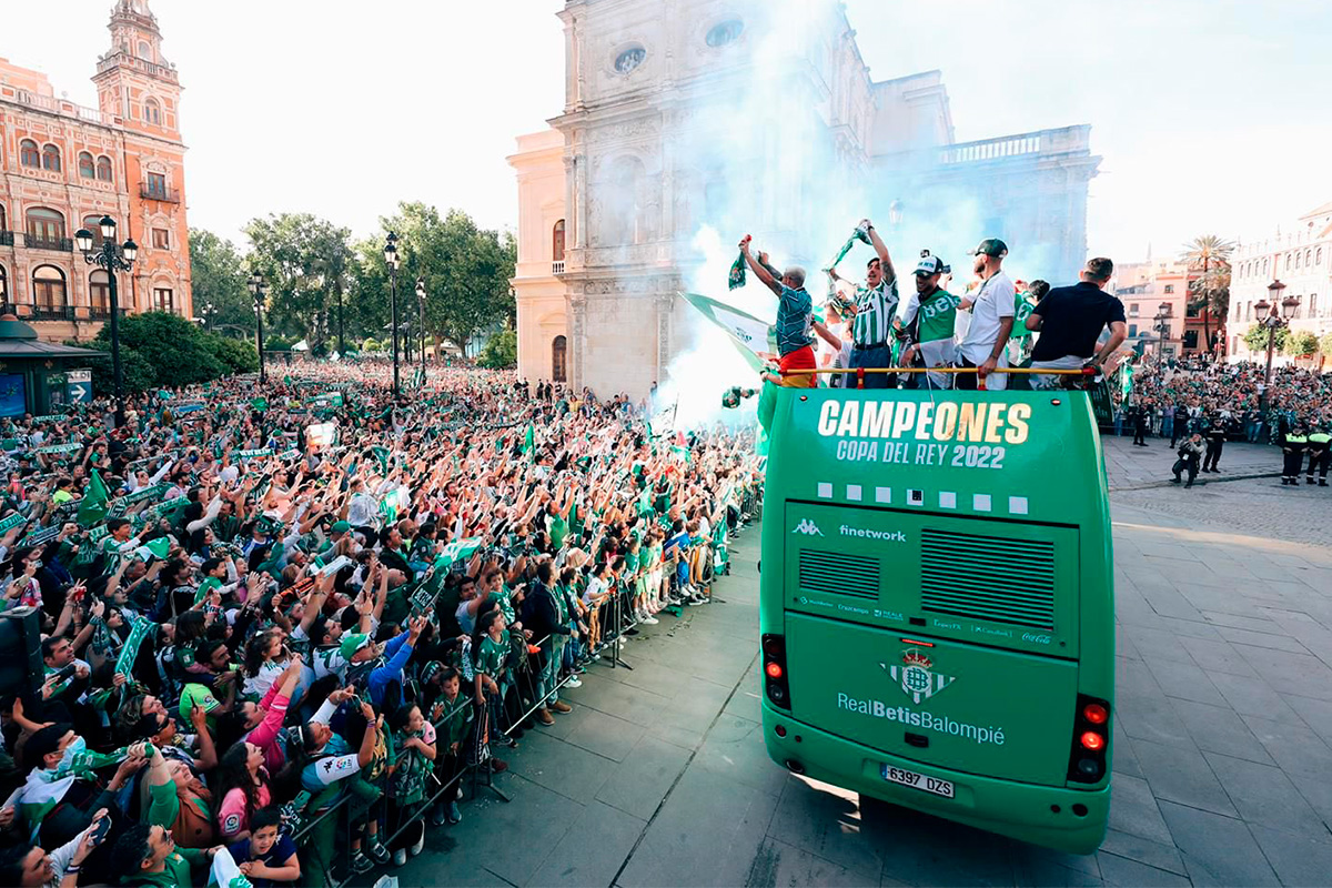 Fiesta verdiblanca. Guardado y Lainez se llevan la Copa del Rey con Betis