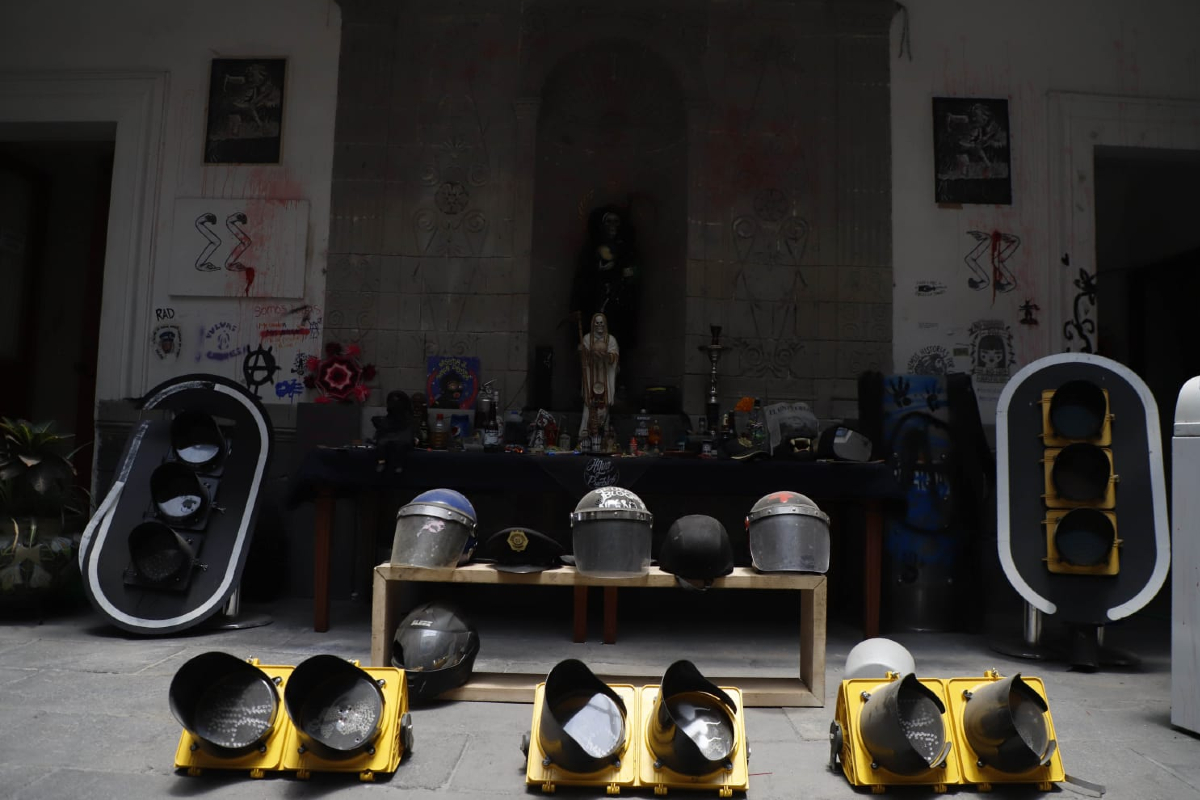 En el edificio de la CNDH, Okupa tenía un altar a la Santa Muerte.