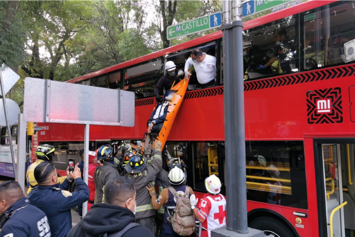 Choque entre Metrobús y camión de pasajeros.