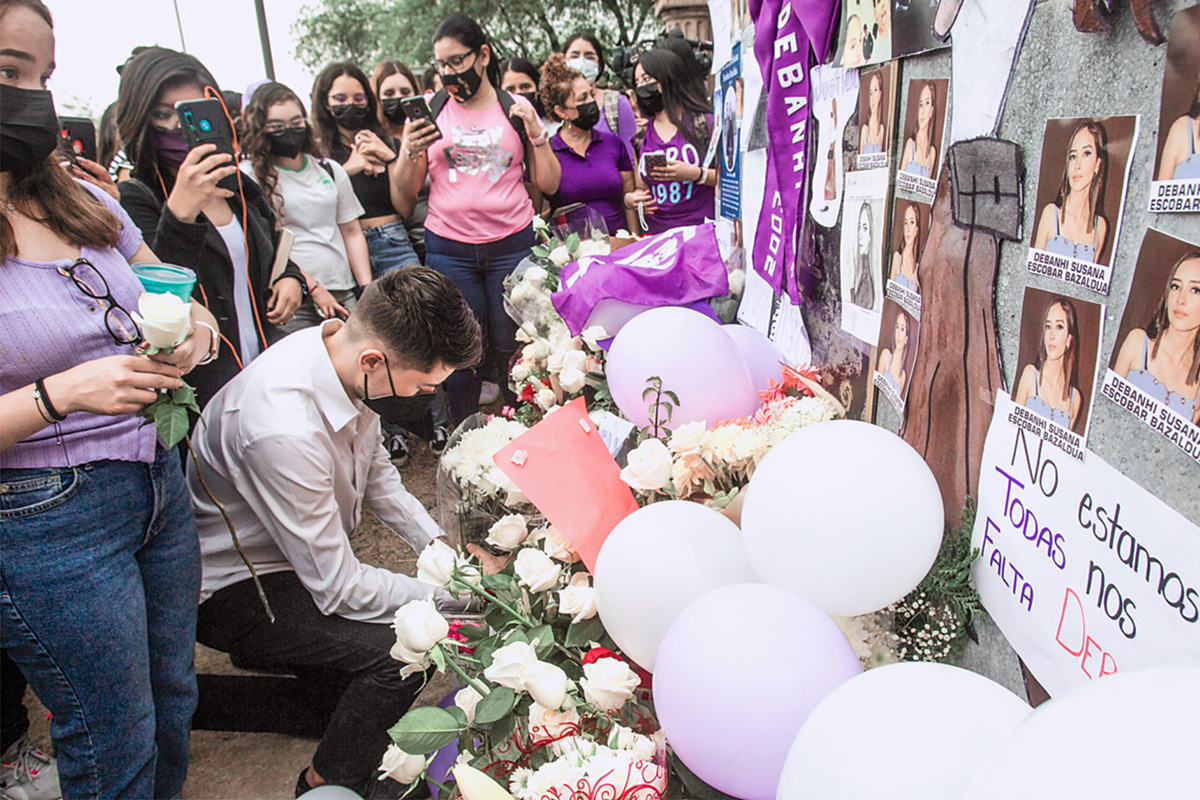 Homenaje a Debanhi en el primer día de clases en la UANL