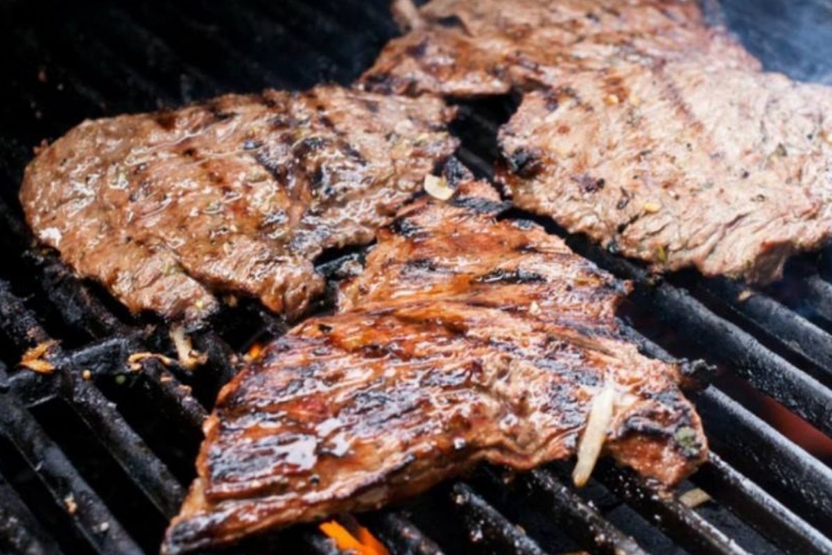 Foto:Facebook/@Parrilladas El Rey|¡No soporta! Mujer denuncia a sus vecinos por hacer carne asada diario