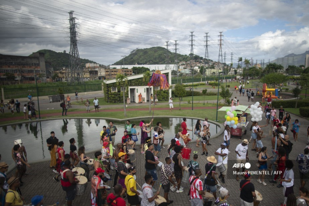 Foto: AFP | Niña pierde una pierna en accidente en el carnaval de Rio